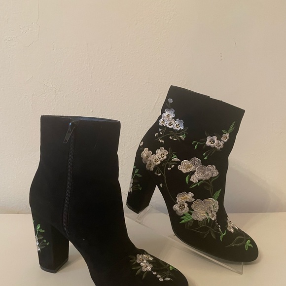 🌸Forever 21 Faux Suede Floral boots with Heel Size 7 🖤 - Picture 5 of 6